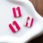 Pendentif carré évidé 21 mm en acétate - Rayés Blanc - Framboise x1