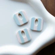 Pendentif carré évidé 21 mm en acétate - Rayés Blanc - Bleu ciel x1