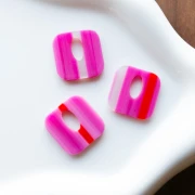 Pendentif carré évidé 21 mm en acétate - Rayés Fuschia - Rouge - Blanc x1