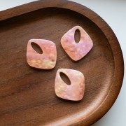 Pendentif losange évidé 28x25 mm en acétate - Saumon marbré nacré x1