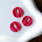 Pendentif rond évidé 21 mm en acétate - Rayés Rose - Rouge x1