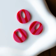 Pendentif rond évidé 21 mm en acétate - Rayés Rose - Rouge x1