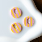 Pendentif rond évidé 21 mm en acétate - Rayés Rose clair - Jaune x1