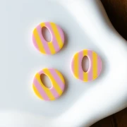 Pendentif rond évidé 21 mm en acétate - Rayés Rose clair - Jaune x1