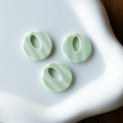 Pendentif rond évidé 21 mm en acétate - Rayés Vert clair - Ecru x1