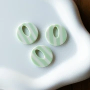 Pendentif rond évidé 21 mm en acétate - Rayés Vert clair - Ecru x1