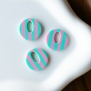 Pendentif rond évidé 21 mm en acétate - Rayés Turquoise - Rose clair x1