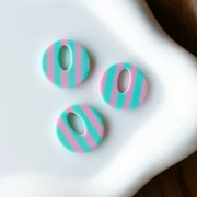 Pendentif rond évidé 21 mm en acétate - Rayés Turquoise - Rose clair x1