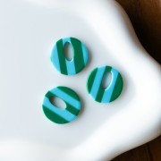 Pendentif rond évidé 21 mm en acétate - Rayés Bleu clair - Vert foncé x1