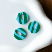 Pendentif rond évidé 21 mm en acétate - Rayés Bleu clair - Vert foncé x1