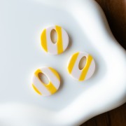 Pendentif rond évidé 21 mm en acétate - Rayés Blanc - Jaune x1