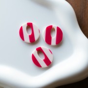 Pendentif rond évidé 21 mm en acétate - Rayés Blanc - Framboise x1