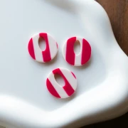 Pendentif rond évidé 21 mm en acétate - Rayés Blanc - Framboise x1