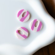 Pendentif rond évidé 21 mm en acétate - Rayés Blanc - Magenta x1