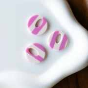 Pendentif rond évidé 21 mm en acétate - Rayés Blanc - Magenta x1