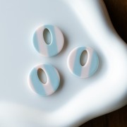 Pendentif rond évidé 21 mm en acétate - Rayés Blanc - Bleu ciel x1
