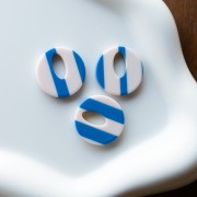 Pendentif rond évidé 21 mm en acétate - Rayés Blanc - Bleu foncé x1