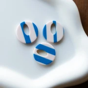 Pendentif rond évidé 21 mm en acétate - Rayés Blanc - Bleu foncé x1