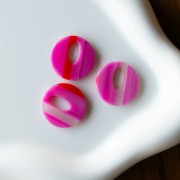 Pendentif rond évidé 21 mm en acétate - Rayés Fuschia - Rouge - Blanc x1