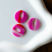 Pendentif rond évidé 21 mm en acétate - Rayés Fuschia - Rouge - Blanc x1