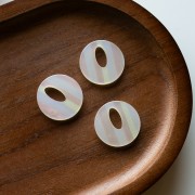Pendentif rond évidé 21 mm en acétate - Rayés Transparent AB x1