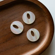 Pendentif rond évidé 21 mm en acétate - Rayés Transparent AB x1
