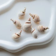 Pendentif coquillage de 20 à 30 mm avec bordures dorées - Naturel x1