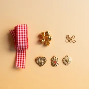 Mes bijoux DIY - Kit collier avec ruban vichy et breloques coeurs