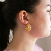 Créoles larges 29 mm en résine - Pailleté doré x2