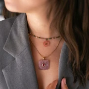 Pendentif carré facetté 33x25 mm en pierre gemme et coeur CZ - Strawberry Quartz