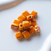 Perle carrée 10 mm en céramique - Orange x1