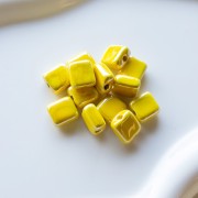 Perle carrée 10 mm en céramique - Yellow x1