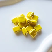 Perle carrée 10 mm en céramique - Yellow x1