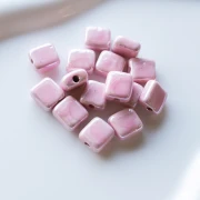 Perle carrée 10 mm en céramique - Baby Pink x1