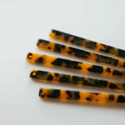 Pique à cheveux 170x9 mm avec trou - Ecaille de tortue - Marron - Noir x1
