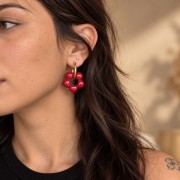 Pendentif fleur 28 mm pétales boules en résine - Marbré rouge x1