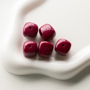Perles cubes irréguliers 16x17 mm en acrylique opaque - Bordeaux x10