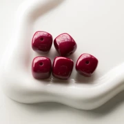 Perles cubes irréguliers 16x17 mm en acrylique opaque - Bordeaux x10