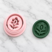 Emporte-pièce ovale 20x18 mm - motif fleur - en polymère biodégradable - Beige x1