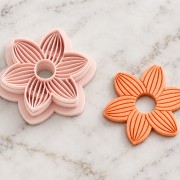 Emporte-pièce fleur 25 mm en polymère biodégradable - Beige x1