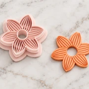 Emporte-pièce fleur 25 mm en polymère biodégradable - Beige x1
