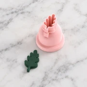 Mini emporte-pièce feuille de chêne 10x6 mm en polymère biodégradable - Beige x1