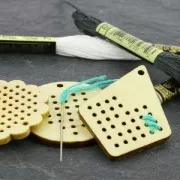 Pendentif fleur en bois brut 45 mm à personnaliser ou à broder pour créations DIY