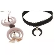 Pendentif synthétique forme demi-lune ou corne 52 mm Light Blue