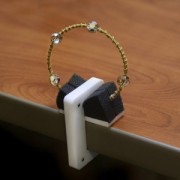 Outil à nouer pour bracelets par Katie Hacker|raw }}