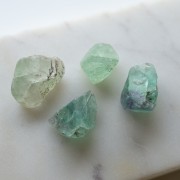 Perle brute irrégulière 25 - 35 mm en pierre gemme - Fluorite verte x1