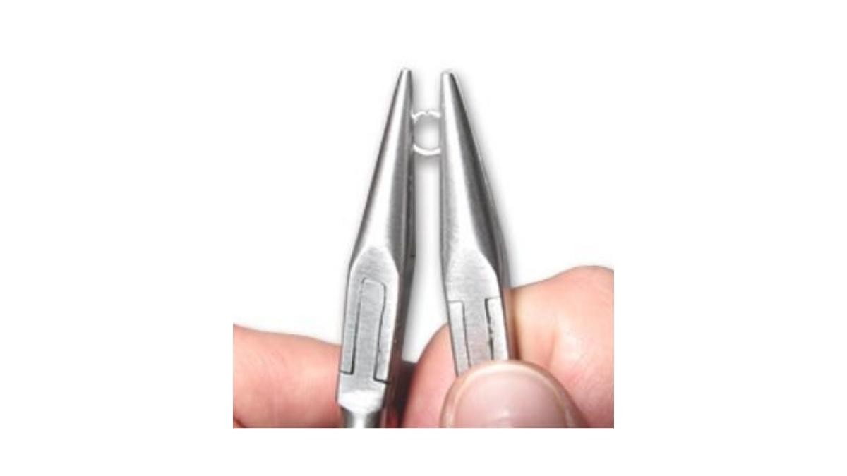 Comment ouvrir un anneau pour faire un bijou ? : Etape 1 Comment ouvrir un anneau pour faire un bijou ? : Etape 1