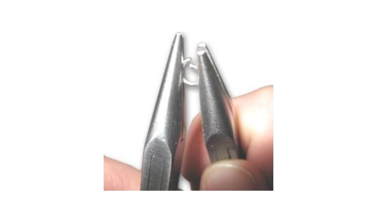 Comment ouvrir un anneau pour faire un bijou ? : Etape 2 Comment ouvrir un anneau pour faire un bijou ? : Etape 2