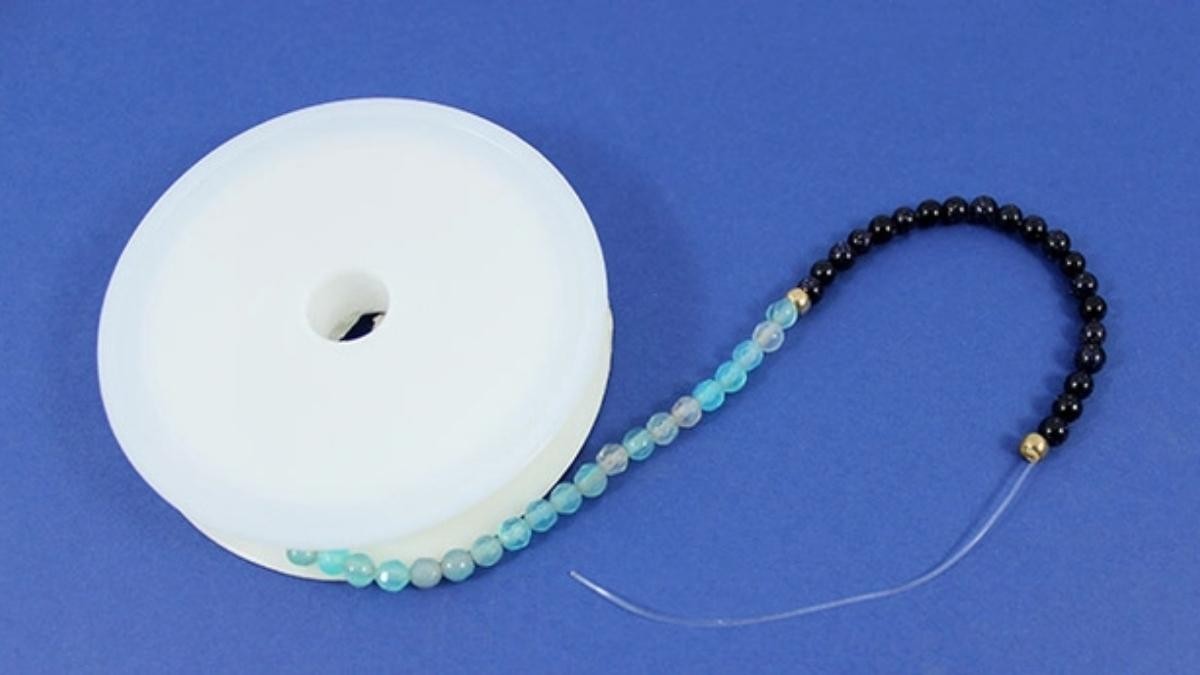 Terminer les bracelets réalisés avec du fil élastique