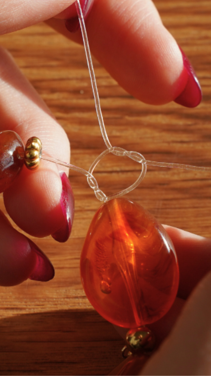 Schéma Comment fermer un bracelet élastique ?